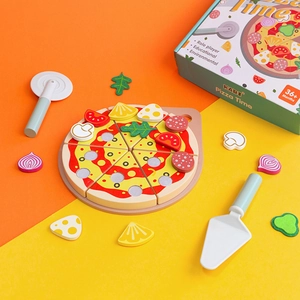 Pizza-Set aus Holz für Kinder mit Klettverschluss-Stücken und Zubehör auf hellem Grund