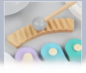 Gros plan sur le grattoir en bois et le maillet gris pour jouet musical éducatif enfant