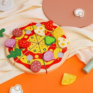 Pizza-Set aus Holz für Kinder mit bunten Scheiben und Klettverschluss-Zutaten in Spielküche