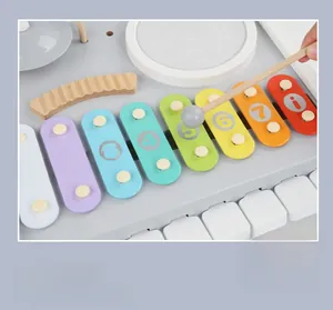 Détail d'un xylophone piano en bois à 8 notes avec touches colorées pour l'éducation