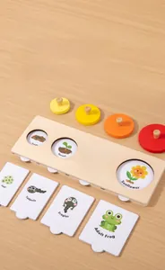 Dettaglio del puzzle Montessori in legno con le fasi del ciclo di vita della rana e del fiore