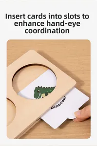 Dettaglio della mano che inserisce la carta dinosauro negli slot del puzzle Montessori