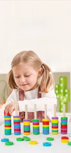Dettaglio di un giocattolo impilabile arcobaleno in legno con anelli colorati per bambini