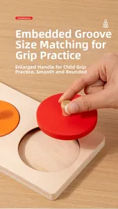 Dettaglio delle grandi impugnature in legno sul puzzle Montessori per bambini