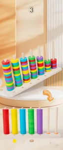 Dettaglio degli anelli di conteggio arcobaleno in legno per educazione Montessori