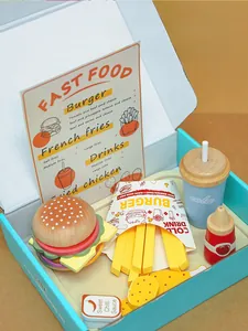 Détail d'un set de fast-food en bois avec burger et frites jouets dans une boîte bleue
