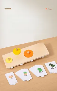 Dettaglio del puzzle Montessori ciclo della vita con base in legno e carte crescita