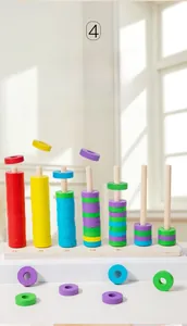 Dettaglio del giocattolo in legno con anelli colorati su colonne per imparare a contare