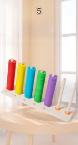 Dettaglio degli anelli arcobaleno in legno e base per lo smistamento Montessori