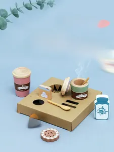 Dettaglio del set da caffè in legno per bambini con tazze, bottiglia di latte e biscotti