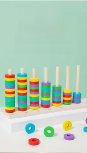 Dettaglio del giocattolo impilabile Montessori in legno con anelli colorati su sette colonne