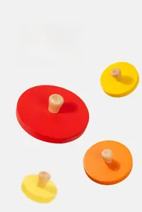 Dettaglio macro di pezzi di puzzle in legno liscio con pomelli colorati per abilità