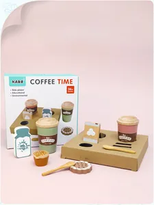 Dettaglio del set da caffè in legno con tazze, biscotti e accessori per il gioco creativo