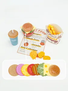 Vue détaillée du jouet burger en bois empilable avec frites et menu inclus