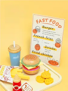 Vue détaillée d'un ensemble de jouets en bois comprenant burger, frites et boissons sur plateau