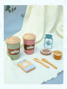 Set da caffè giocattolo in legno con tazzine pastello e bottiglia di latte in posa