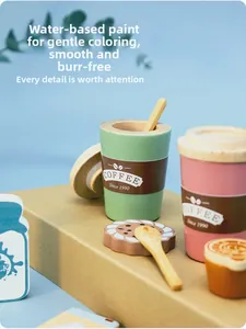 Dettaglio di tazzine da caffè in legno con cucchiaini e biscotti su sfondo blu chiaro