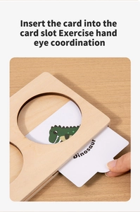 Dettaglio di un puzzle montessori in legno con carte di dinosauri per apprendimento