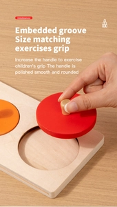 Dettaglio di una mano di bambino che afferra il manico colorato di un puzzle Montessori