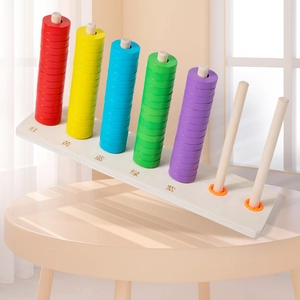 Anelli impilabili arcobaleno in legno per bambini con pilastri di conteggio e colori
