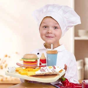 Enfant chef avec ensemble burger et frites en bois sur plateau, jouet de cuisine imitation