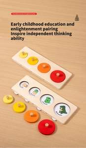 Dettaglio del puzzle Montessori in legno sul ciclo di vita dei dinosauri con pomelli colorati