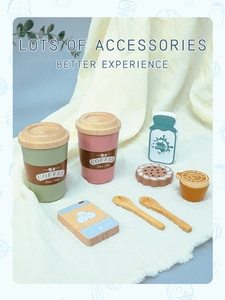 Dettaglio degli accessori per caffè in legno per bambini con tazze e finti biscotti