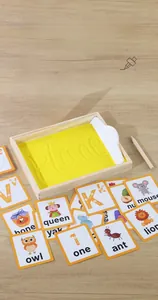 Vue détaillée du plateau de sable Montessori en bois pour apprendre avec cartes alphabet