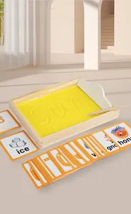 Détail du plateau de sable en bois avec sable jaune et cartes alphabet enfant