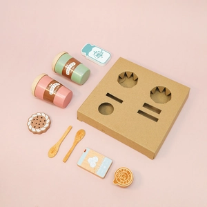 Set caffè giocattolo in legno per bambini con tazze rosa, biscotti e latte su vassoio