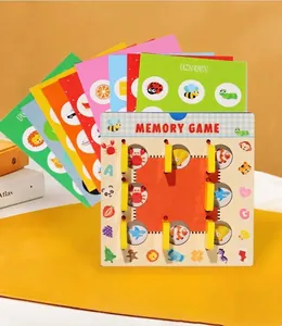 Détail du jeu de mémoire en bois avec blocs pivotants et cartes à thème d'insectes