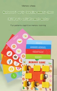 Dettaglio del gioco di memoria in legno con 8 alette gialle e carte a tema misto