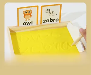 Détail du plateau de sable en bois pour enfants avec cartes alphabet et stylet