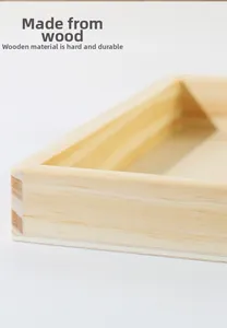 Gros plan du cadre en bois massif naturel montrant la texture et la finition soignée