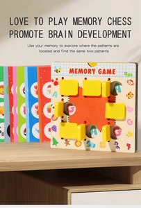Dettaglio del gioco di memoria in legno con coperchi gialli e schede didattiche colorate