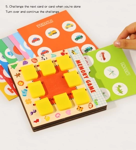 Dettaglio mano che inserisce carte di memoria nella base in legno del gioco educativo