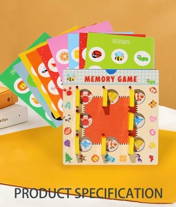 Dettaglio del gioco di memoria in legno con 9 blocchi gialli e carte a tema colorate
