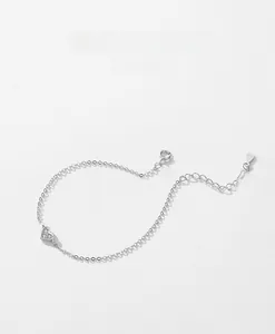 Dettaglio del bracciale a cuore in argento sterling S925 con pavé di zirconi cubici