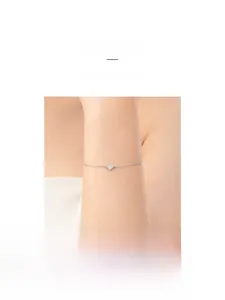 Dettaglio del bracciale elegante in argento S925 con cuore scintillante sul polso