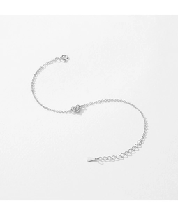 Dettaglio macro del bracciale cuore in argento sterling S925 con chiusura a moschettone