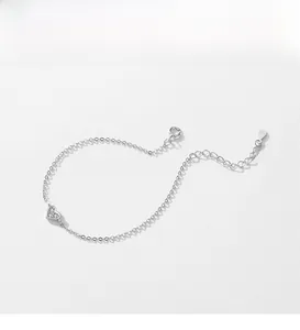 Dettaglio del bracciale a cuore in argento sterling S925 con cristalli e catena regolabile