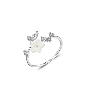 Bague ouverte en argent s925 avec camélia blanc et pierres en zircon scintillantes
