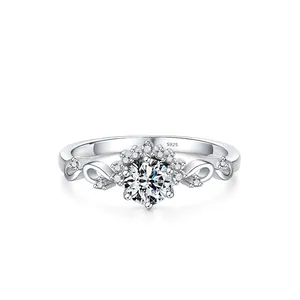 Elegante anello in argento 925 con halo a fiore e pietre scintillanti nel design infinito