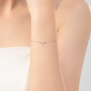Elegante bracciale a cuore in argento sterling S925 con zirconi lucidi indossato da modella