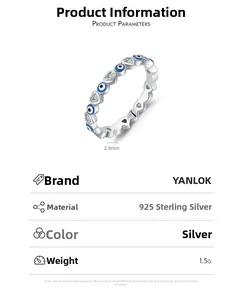 Détail macro d'une bague coeur en argent 925 avec oeil bleu et anneau de 2,8 mm
