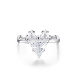 Bague élégante en argent s925 avec un design moderne de tête de renard en pierres gemmes