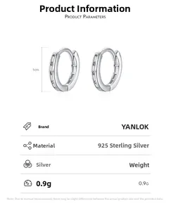 Dettaglio macro di orecchini a cerchio in argento 925 con pietre di zircone taglio baguette
