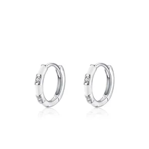Boucles d'Oreilles Créoles Huggie en Argent Sterling 925 Émail Blanc Zirconia Incrusté Bijoux Géométriques Minimalistes Femme