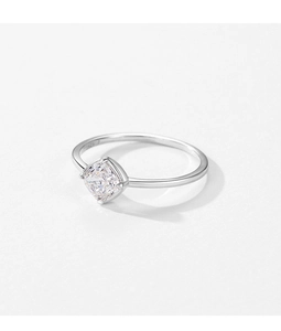 Détail macro d'une bague en argent S925 avec zircon carré et sertissage à quatre griffes