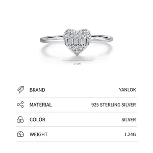 Bague cœur élégante en argent sterling 925 avec zircons brillants sur fond blanc